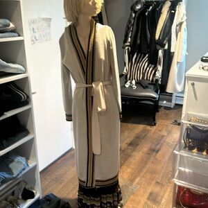 Long sweater looks great with white jeans ! Worn one time